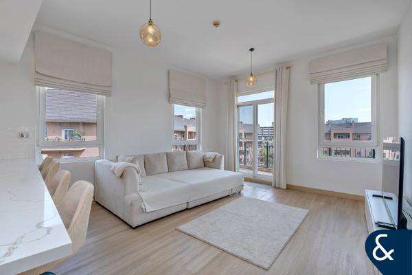 One Bed I Fully Upgraded I 1022 Sqft